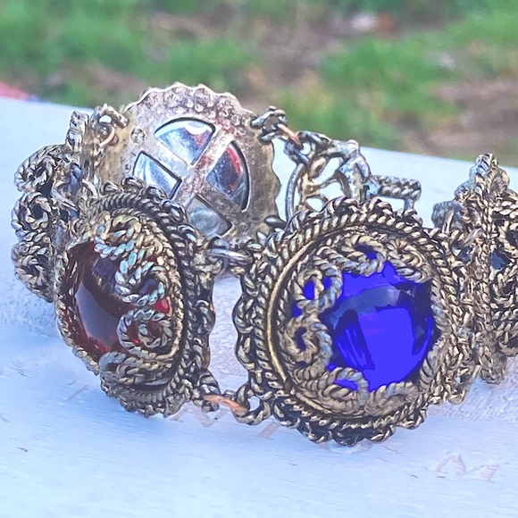 Incredible Vintage Lucite Bracelet! - Picture 2 of 12